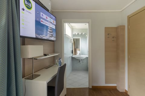 Standard Single Room | Bathroom | Combined shower/tub, rainfall showerhead, bidet, towels