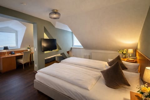 Superior Dreibettzimmer | Hypo-allergenic bedding, in-room safe, desk, soundproofing