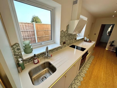 House | Private kitchen | Fridge, microwave, oven, stovetop