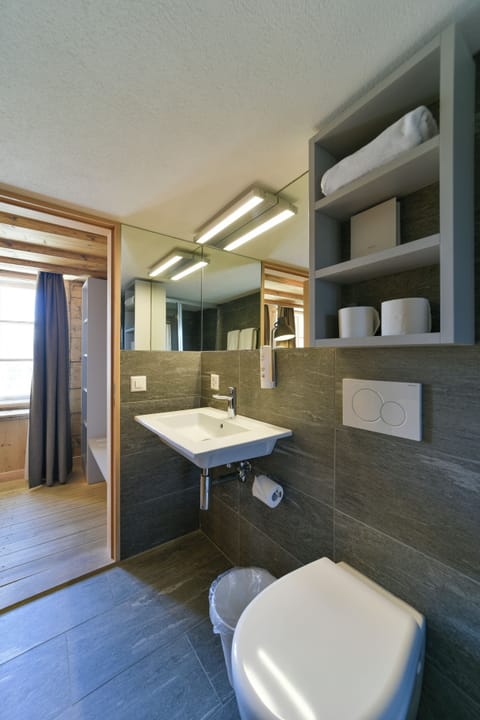 Double Room | Bathroom | Hair dryer, towels, soap, shampoo