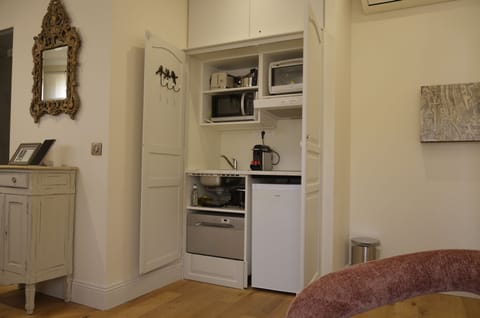 Mini-fridge, microwave, oven, stovetop