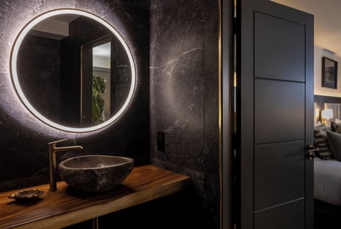 Luxury Suite, 1 King Bed | Bathroom | Hair dryer, towels, soap, shampoo