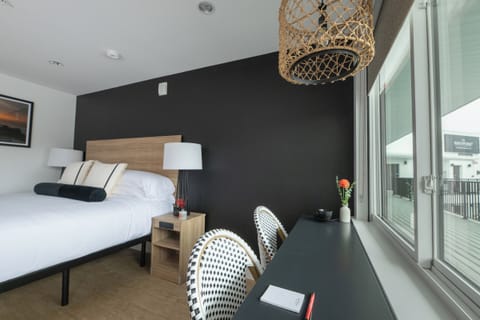 Studio, 1 King Bed | In-room safe, blackout drapes, free WiFi, bed sheets