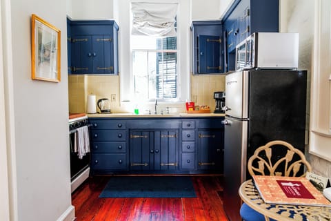 Superior Studio Suite, Courtyard View, Garden Area | Private kitchen | Microwave, coffee/tea maker, electric kettle