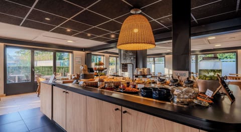 Daily buffet breakfast for a fee