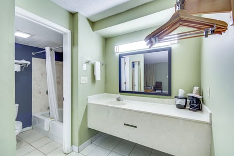Superior Room, 1 King Bed, Non Smoking | Bathroom | Hair dryer, towels, soap, shampoo