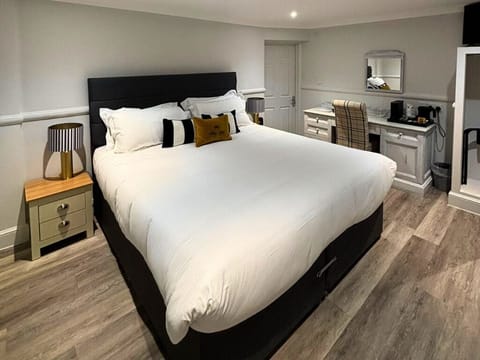 Superior Double Room, Ensuite | Desk, laptop workspace, iron/ironing board, free WiFi