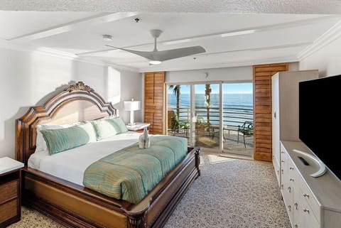 Grand Pacific Suite | Hypo-allergenic bedding, in-room safe, desk, iron/ironing board