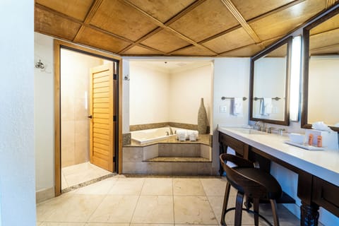 Grand Pacific Suite | Bathroom | Free toiletries, hair dryer, bathrobes, slippers