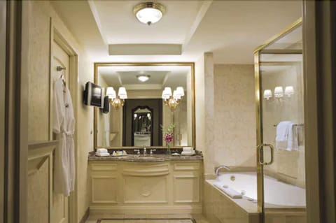 Combined shower/tub, rainfall showerhead, designer toiletries