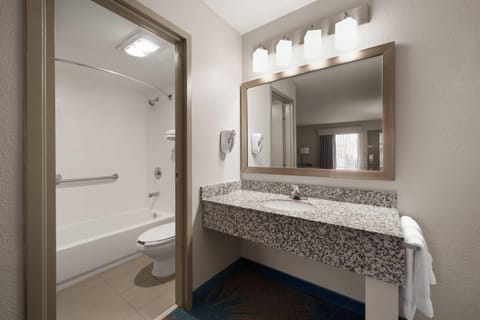 Combined shower/tub, hair dryer, towels