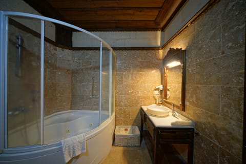 Comfort Triple Room | Bathroom | Free toiletries, hair dryer, slippers, towels