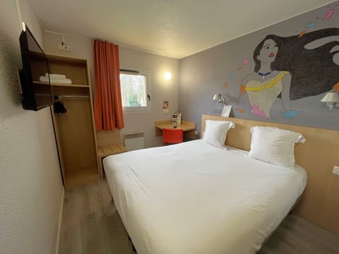 Desk, free WiFi, bed sheets