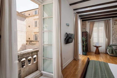 Deluxe Studio | Desk, iron/ironing board, free cribs/infant beds, free WiFi