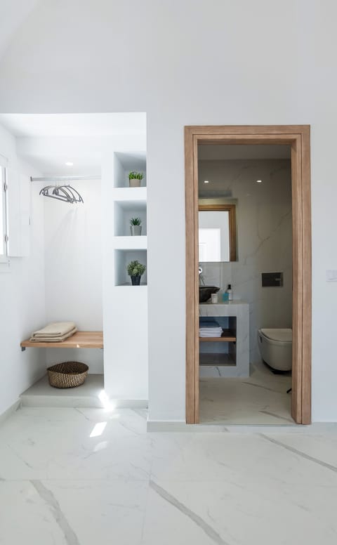 Triple Room, Pool View | Living area