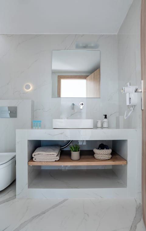 Superior Suite | Bathroom | Shower, free toiletries, hair dryer, towels