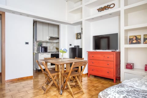 Apartment, 1 Double Bed with Sofa bed | Private kitchen | Electric kettle, dining tables