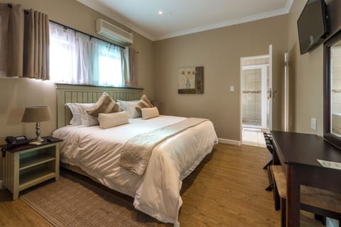 Family Room, Balcony | Premium bedding, free WiFi