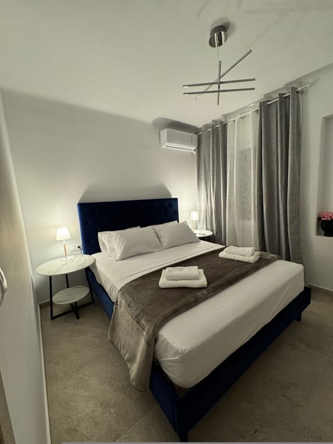 House | 2 bedrooms, desk