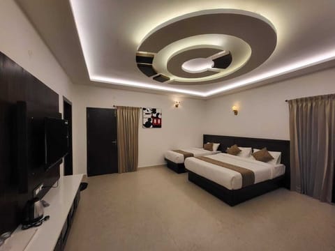 Luxury Triple Room, Balcony, Courtyard View | Desk, laptop workspace