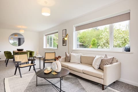 House (5 Bedrooms) | Living area