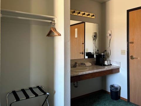 Laptop workspace, blackout drapes, iron/ironing board, free WiFi