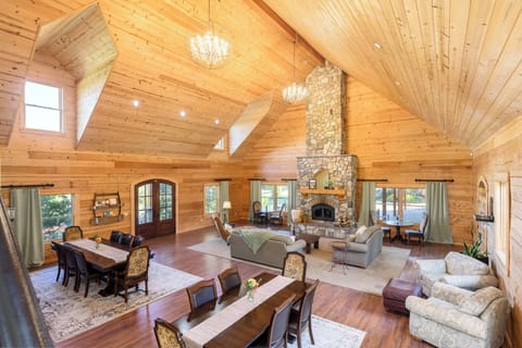 Standard Double Room, Vineyard View | Lobby sitting area