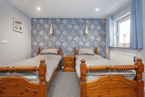 Comfort Twin Room, Non Smoking, Ground Floor | Laptop workspace, iron/ironing board, free WiFi