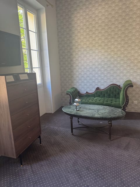 Double Room, Garden View | Living area