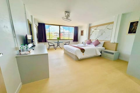 Deluxe Double Room | Minibar, in-room safe, desk, free WiFi