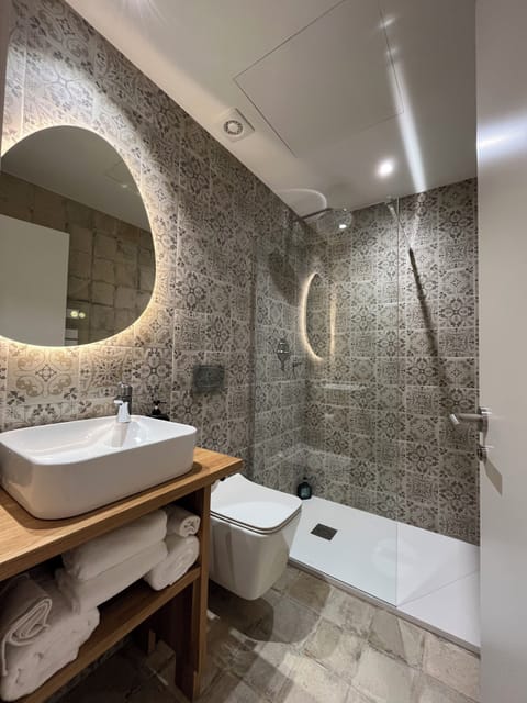 Deluxe Double Room | Bathroom | Shower, hair dryer, towels, soap