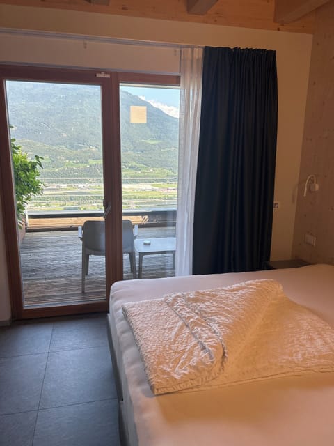 Blackout drapes, free WiFi, bed sheets