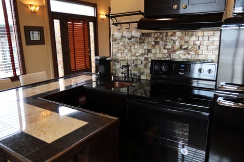 North Star | Private kitchen | Full-size fridge, microwave, oven, stovetop