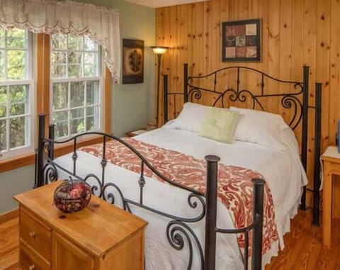 Luxury Cottage, Accessible, Jetted Tub (Pet Friendly) | Premium bedding, iron/ironing board, free WiFi, bed sheets