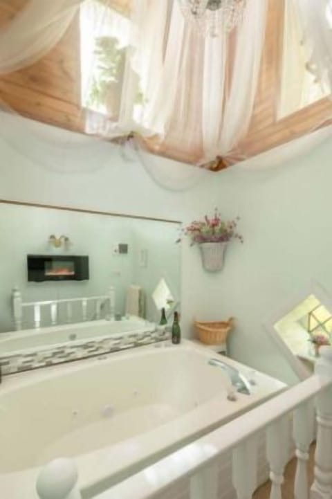 Honeymoon Room, 1 King Bed (Pets Not Allowed) | Bathroom | Combined shower/tub, jetted tub, free toiletries, bathrobes