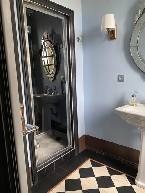 Classic Room, Garden View | Bathroom | Hair dryer