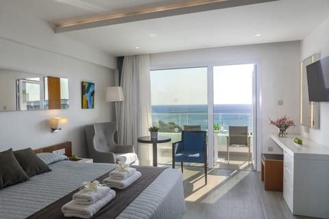 Executive Room, Sea View (Outdoor Tub) | Hypo-allergenic bedding, in-room safe, desk, soundproofing