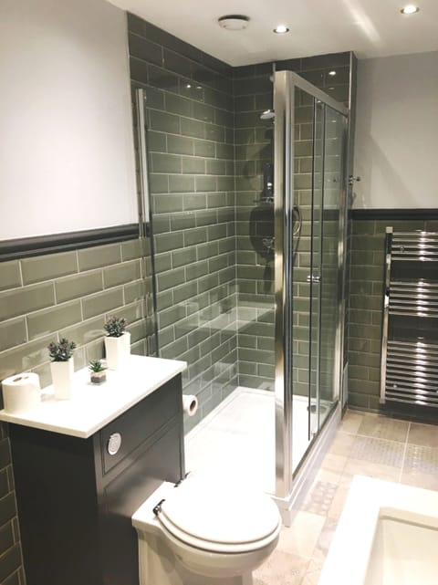 Superior Suite | Bathroom | Combined shower/tub, free toiletries, hair dryer, towels
