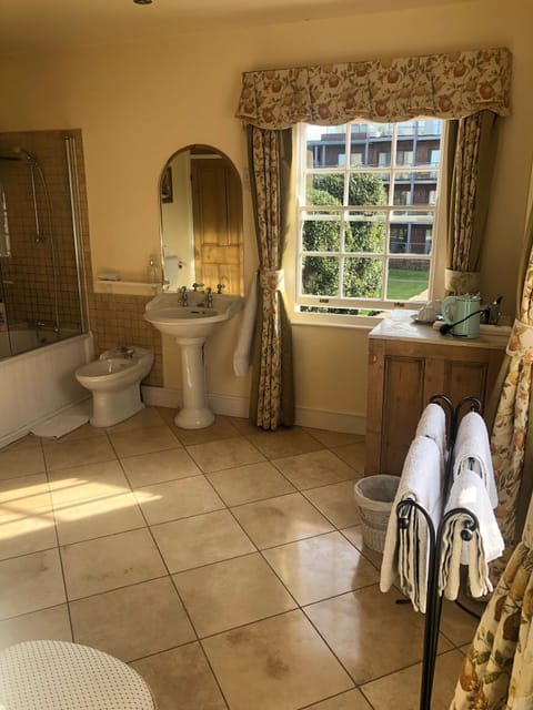 Double Room, 1 King Bed, Non Smoking, Garden View | Bathroom