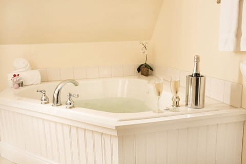Washington Deluxe Suite - Jetted Tub | Deep soaking bathtub