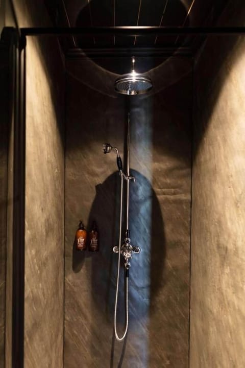 Shower, rainfall showerhead, free toiletries, hair dryer