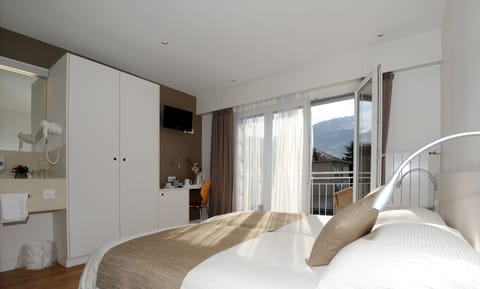 Junior Room | Minibar, in-room safe, desk, cribs/infant beds