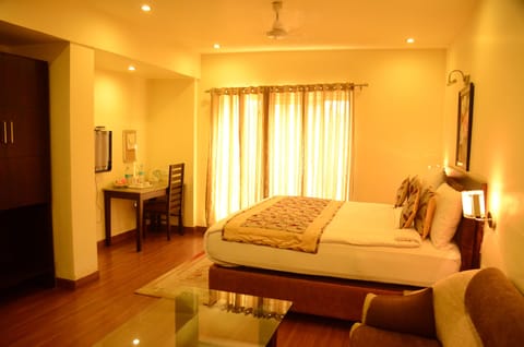 Premium bedding, minibar, desk, soundproofing
