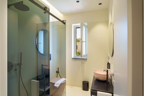 Superior Double Room | Bathroom | Hair dryer, towels, soap, shampoo