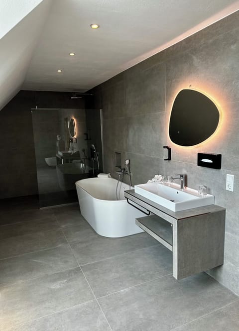 Studio Suite | Bathroom | Hair dryer, towels, soap, shampoo