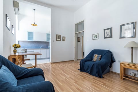 Panoramic Apartment, City View | Living area