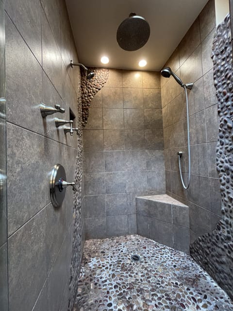 Deluxe Room, 1 King Bed (Copper Canyon) | Bathroom shower