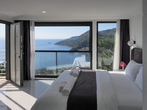 Panoramic Room, Sea Facing | Premium bedding, soundproofing, iron/ironing board, free WiFi