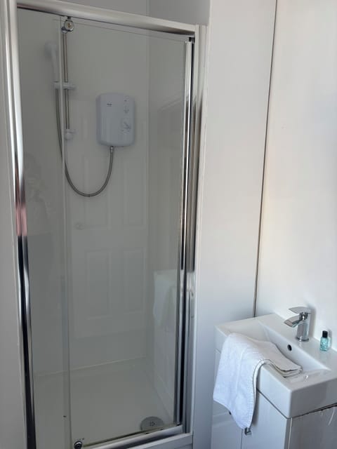 Basic Single Room | Bathroom