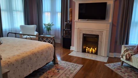 Deluxe Suite, 1 King Bed | 1 bedroom, premium bedding, memory foam beds, blackout drapes